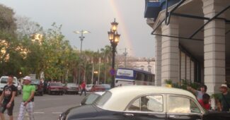 Arco-Íris e carro antigo em Havana