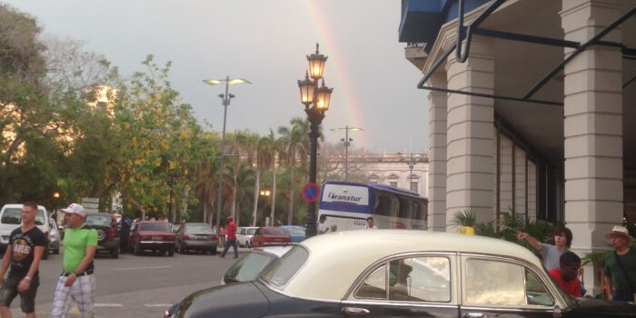 Arco-Íris e carro antigo em Havana