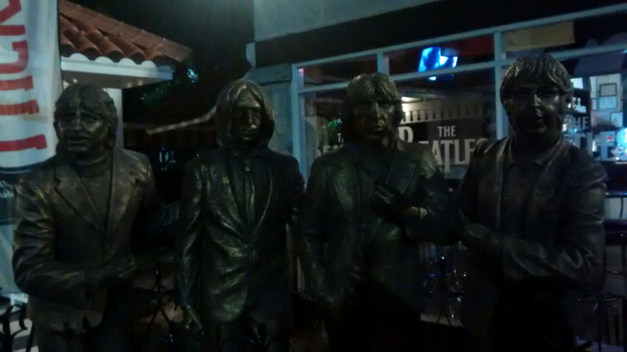 Os Beatles no bar "Beatles"