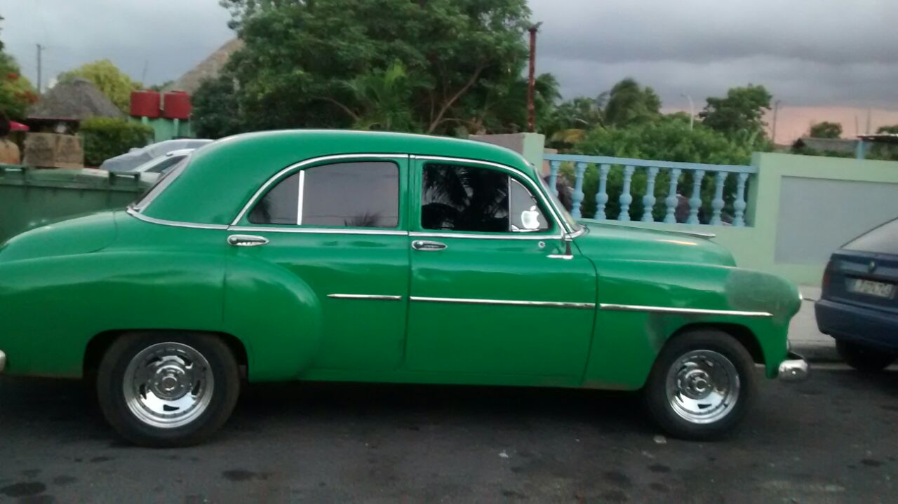 Adesivo da Apple colado em carro antigo em Cuba